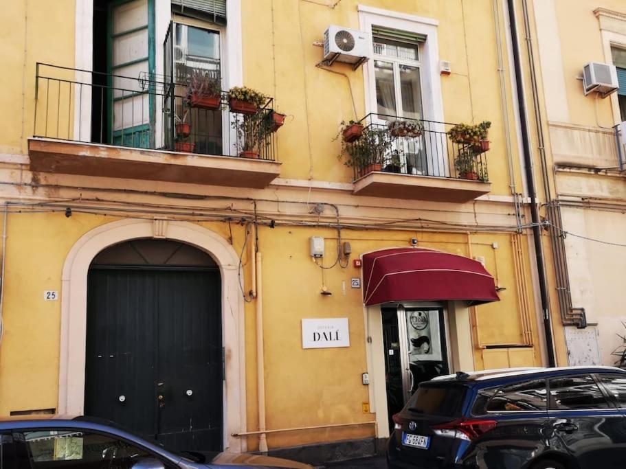 The Trip House - Between The Center And The Sea - Free Wifi And Jacuzzi Catania Bagian luar foto